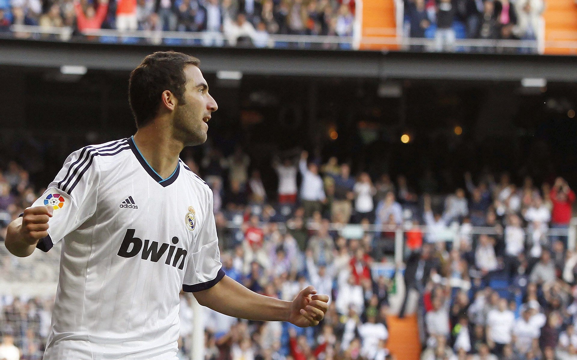 沙丘角斗场,阿尔及利亚决胜时刻力压几内亚,萨拉赫如棋手般掌控比赛走势